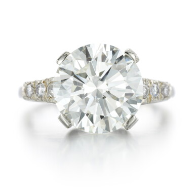 View full screen - View 1 of Lot 21. Diamond ring .