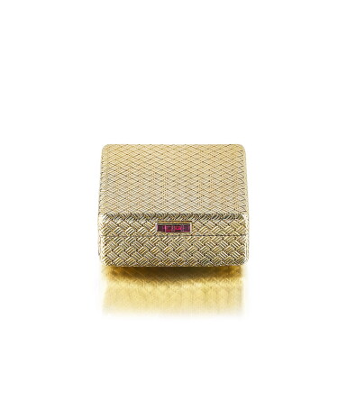 View full screen - View 1 of Lot 93. Tiffany & Co. | Pendulette de voyage or | Gold travel clock.
