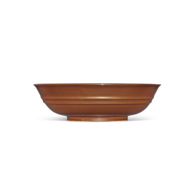View full screen - View 1 of Lot 128. A café-au-lait-glazed shallow bowl, Seal mark and period of Qianlong | 清乾隆 紫金釉弦紋盌 《大清乾隆年製》款.