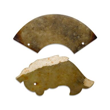 View full screen - View 1 of Lot 112. AN ARCHAISTIC JADE PENDANT, HUANG, QING DYNASTY, 18TH CENTURY | 清十八世紀 仿古青玉鳥紋璜一組兩件.