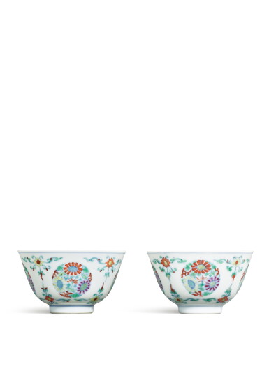 View full screen - View 1 of Lot 3633. A fine pair of doucai 'chrysanthemum' cups, Marks and period of Yongzheng | 清雍正 鬪彩團菊紋盃一對 《大清雍正年製》款.