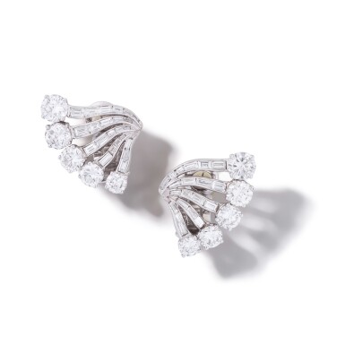 View full screen - View 1 of Lot 91. Paire de clips d'oreilles diamants | Pair of diamond ear clips.