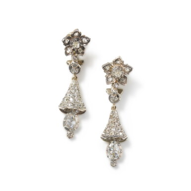 View full screen - View 1 of Lot 209. Paire de pendants d'oreilles diamants | Pair of diamond pendent earrings.