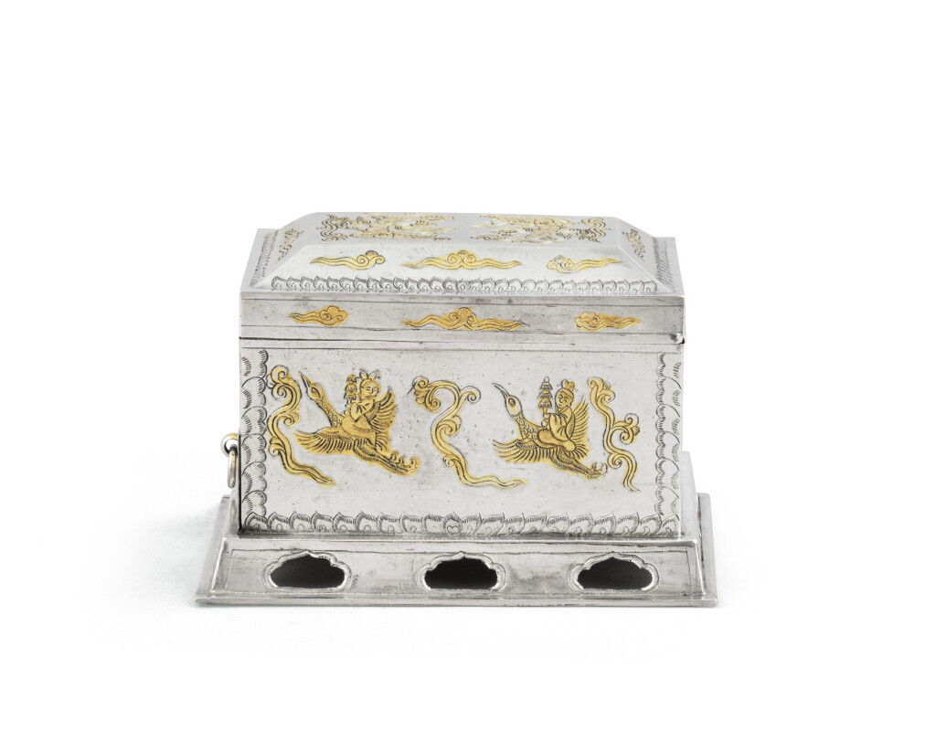 View full screen - View 1 of Lot 50. A Chinese parcel-gilt silver casket to dry tea, 19th century | Boîte pour sécher le thé en argent et vermeil, Chine, XIXe siècle.