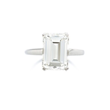View full screen - View 1 of Lot 823. Diamond ring.
