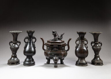 View full screen - View 1 of Lot 118. A garniture of five bronze altar vases, Ming dynasty, 16th-17th century | 明十六至十七世紀 銅獅鈕三足爐及雙耳瓶一組五件.