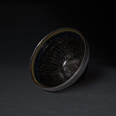 View full screen - View 1 of Lot 620. A very rare Yulinting gilt-inscribed black-glazed 'Beiyuan xianchun' tea bowl, Southern Song dynasty 南宋 遇林亭窰黑釉金彩「北苑先春」茶盞.