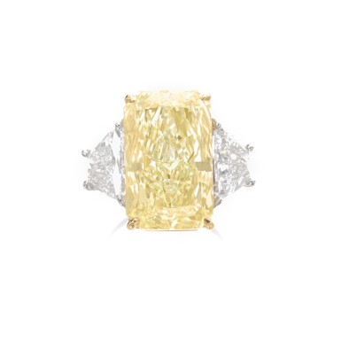 View full screen - View 1 of Lot 365. Attractive fancy intense yellow diamond ring | 寶格麗 | 濃彩黃色鑽石戒指.