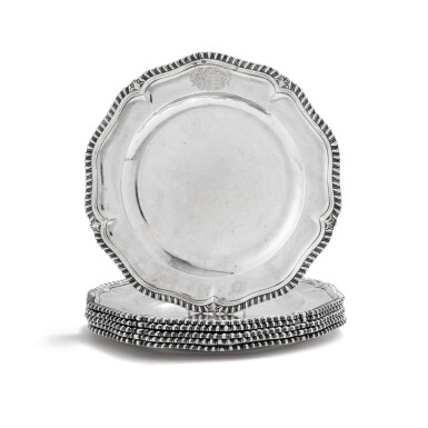 View full screen - View 1 of Lot 479. An English set of 6 George III silver plates engraved with coat of arms, William Crisp, London, 1763 | Ensemble de 6 assiettes en argent gravées d’armoiries, par William Crisp, Londres, 1763.