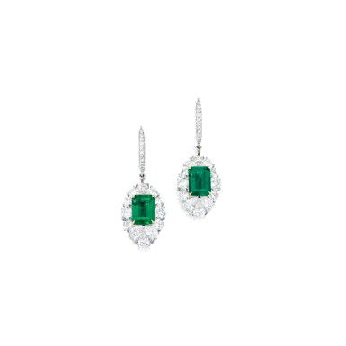 View full screen - View 1 of Lot 1728. PAIR OF EMERALD AND DIAMOND PENDENT EARRINGS 天然 「哥倫比亞」祖母綠 配 鑽石 吊耳環一對 ( 祖母綠共重4.13卡拉 ).