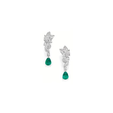 View full screen - View 1 of Lot 255. PAIRE DE BOUCLES D'OREILLE ÉMERAUDES ET DIAMANTS | PAIR OF EMERALD AND DIAMOND EARRINGS.