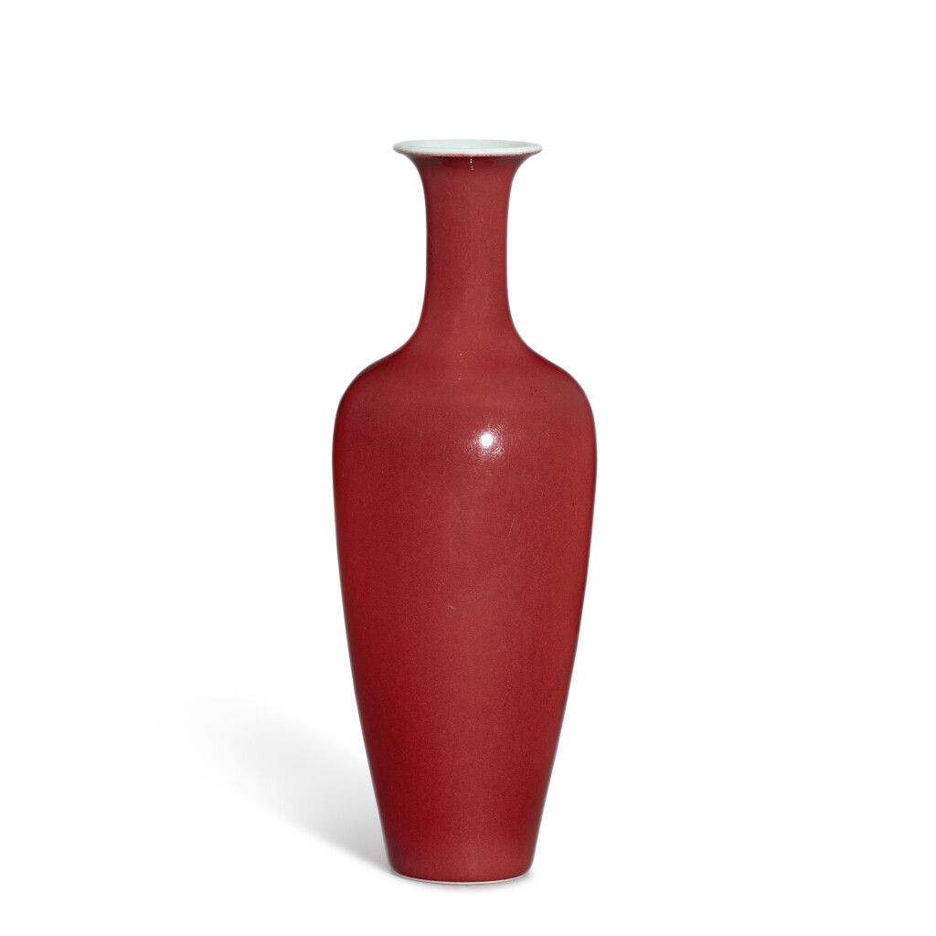 Voir en plein écran - Voir 1 du lot 445. A red-glazed amphora vase, Qing dynasty 清 霽紅釉柳葉瓶 《大清康熙年製》仿款.
