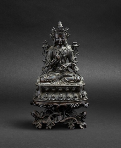 View full screen - View 1 of Lot 29. Belle et grande figure de Bodhisattva en bronze Dynastie Ming, XVE siècle | 明十五世紀 銅菩蕯坐像 | A finely cast large bronze figure of Bodhisattva, Ming Dynasty, 15th century.