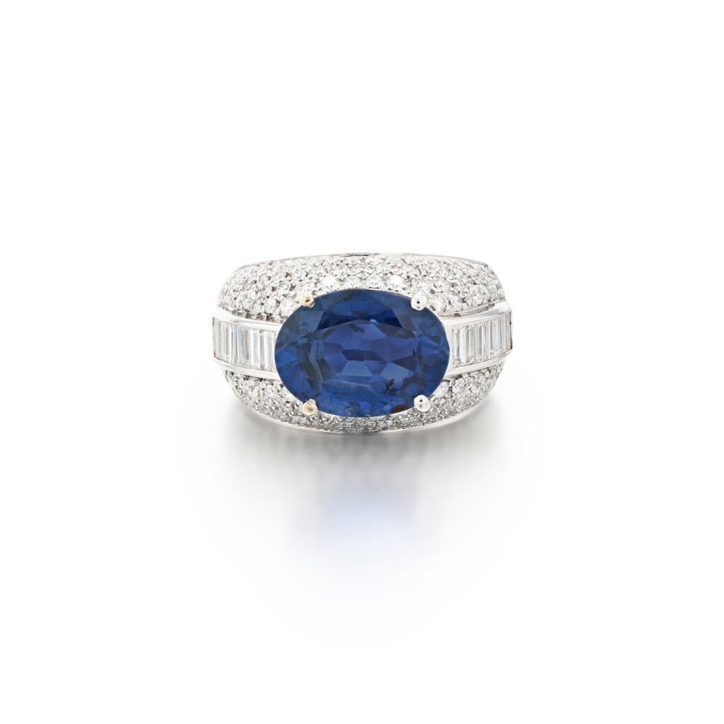 View full screen - View 1 of Lot 155. Bague saphir et diamant | Sapphire and diamond ring.