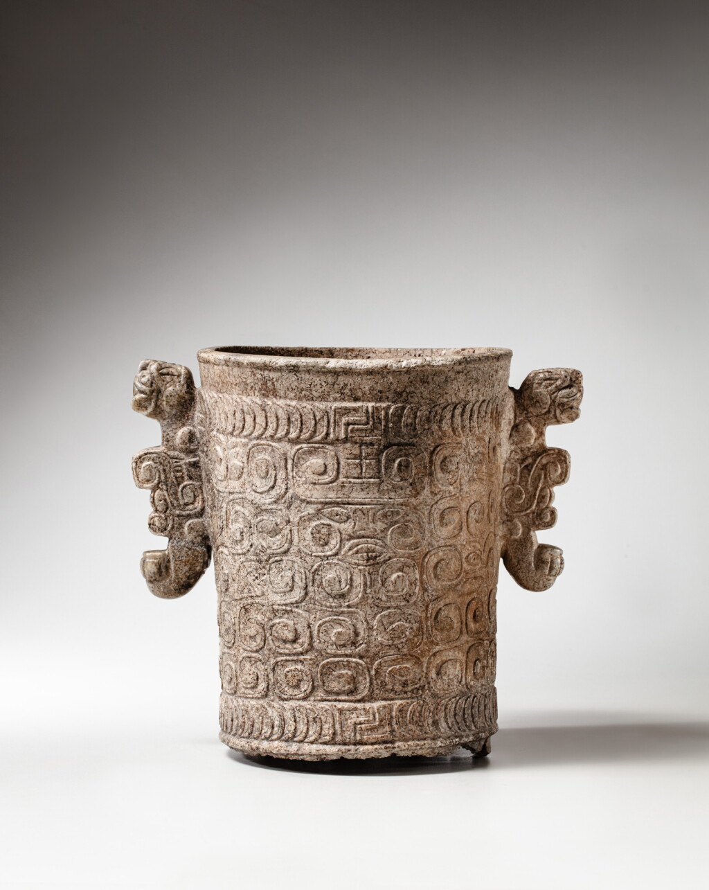 View full screen - View 1 of Lot 23. Vase en marbre, Vallée d'Ulua, ca. 800 - 1100 ap. J-C. | Ceremonial Mayan Marble Feasting Vessel, Ulua Valley, ca. AD 800 - 1100.