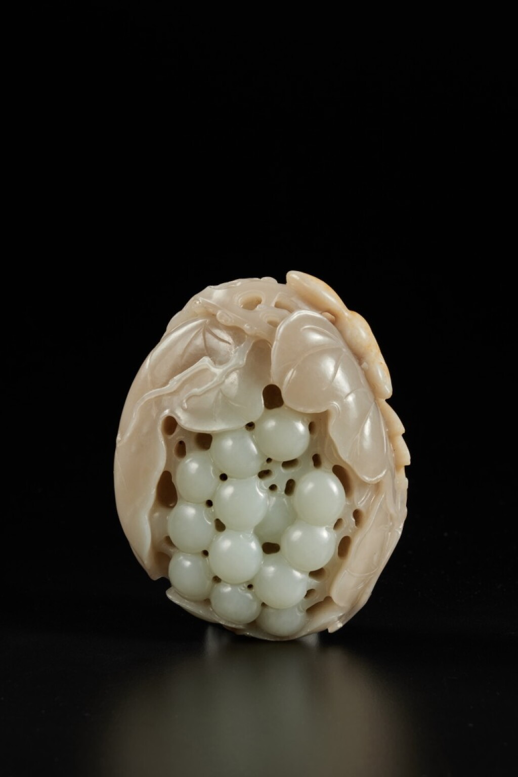 Voir en plein écran - Voir 1 du lot 216. A pale celadon and russet jade 'squirrel and grapes' group, Qing dynasty, 19th century | 清十九世紀 青白玉糖色松鼠葡萄把件.