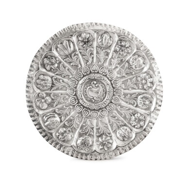 View full screen - View 1 of Lot 98. A pair of silver Spanish presentation dishes, José Adradas, Zaragoza, circa 1900 | Paire de plats de présentation en argent par José Adradas, Saragosse, vers 1900.