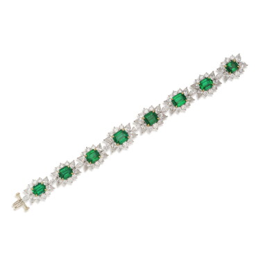Voir en plein écran - Voir 1 du lot 433. Emerald and Diamond Bracelet.