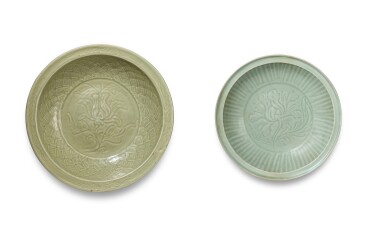 View full screen - View 1 of Lot 17. Two large Longquan celadon dishes, Early Ming dynasty | 明初 龍泉青釉折枝蓮紋折沿大盤一組兩件.