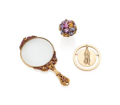 View full screen - View 1 of Lot 42. GEM-SET AND DIAMOND COCKTAIL RING, BROOCH AND MAGNIFIER (ANELLO DA COCKTAIL CON PIETRE DI COLORE E DIAMANTI, SPILLA E LENTE DI INGRANDIMENTO) .