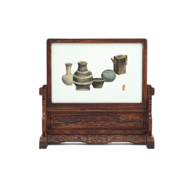 View full screen - View 1 of Lot 452. A wood-mounted grisaille-decorated 'bogu' table screen, Signed Bizhen (Wang Qi), 20th century 二十世紀 墨彩博古圖插屏 《碧珍》款.