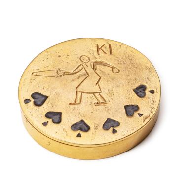 View full screen - View 1 of Lot 130. Poudrier « Qui s’y Frotte s’y pique ».