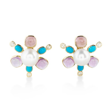 View full screen - View 1 of Lot 56. PAIRE DE CLIPS D'OREILLE PERLES DE CULTURE, TURQUOISES, AMÉTHYSTES ET DIAMANTS | PAIR OF CULTURED PEARL, TURQUOISE, AMETHYST AND DIAMOND EAR CLIPS.