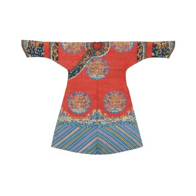 View full screen - View 1 of Lot 622. A red-ground silk woven 'dragon' robe, Qing dynasty, 18th century | 清十八世紀 大紅地緙絲彩織八團龍袍.