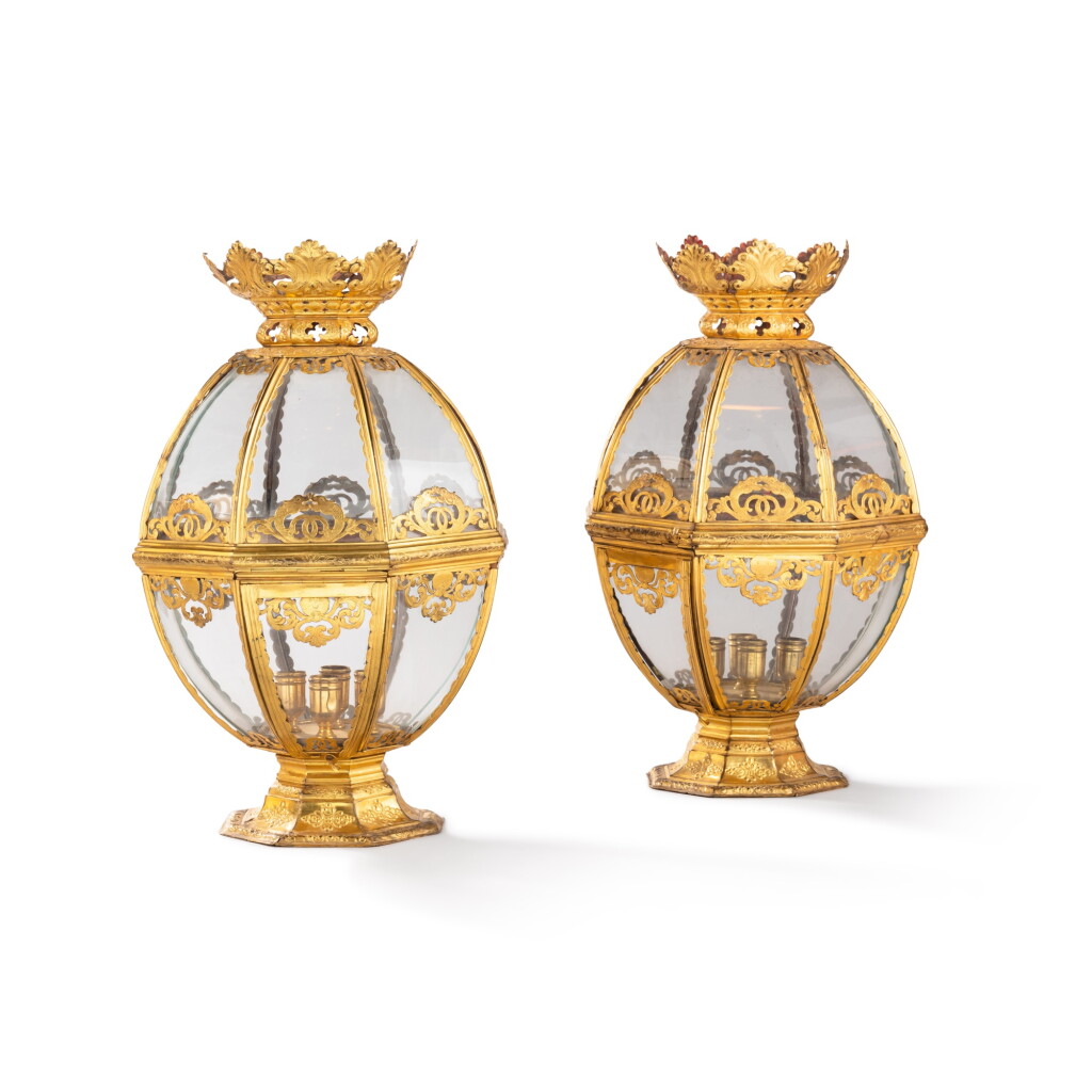 View full screen - View 1 of Lot 13. A pair of repoussé copper and glass lanterns/photophores, Italy, probably Rome, late 17th century | Paire de lanternes / photophores en cuivre repoussé et verre, Italie, probablement Rome, fin du XVIIe siècle .