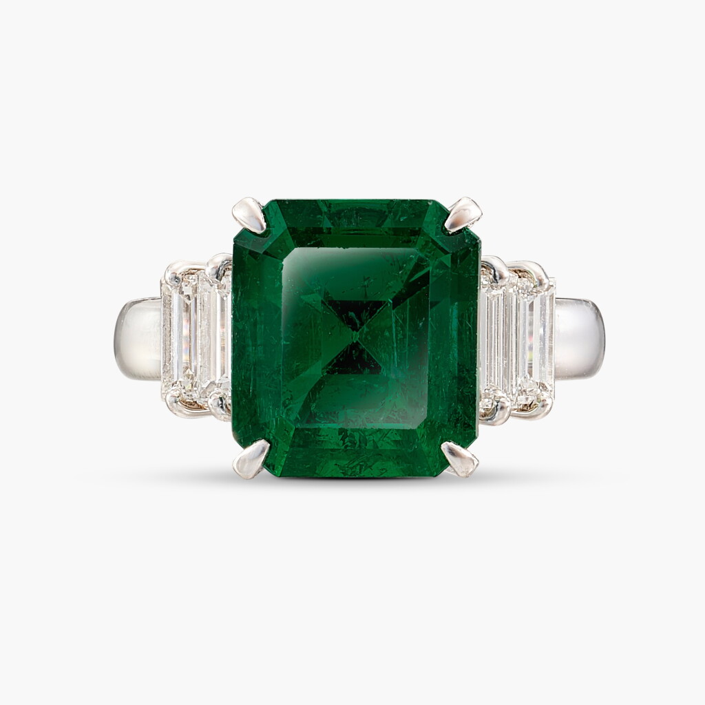 View full screen - View 1 of Lot 1625. Emerald and Diamond Ring | 4.76克拉「哥倫比亞」祖母綠 配 鑽石 戒指.