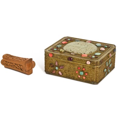 View full screen - View 1 of Lot 151. A celadon jade and hardstone-embellished box and cover, 19th / 20th century | 十九 / 二十世紀 銅嵌寶鳳凰穿花紋蓋盒 及 二十世紀 袖珍人物木雕.