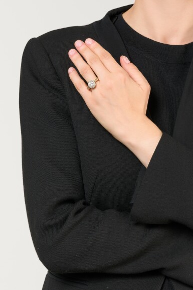 View full screen - View 4 of Lot 112. Diamond ring.