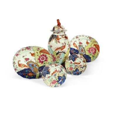 View full screen - View 1 of Lot 35. A Group of Chinese Export 'Tobacco Leaf and Birds' Wares, Qing dynasty, Qianlong period, Circa 1785 | 清乾隆 約1785年 粉彩花鳥圖器一套五件.