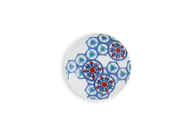 View full screen - View 1 of Lot 2186. A porcelain dish, Nabeshima ware, Hizen, Edo period, late 17th – early 18th century | 色絵亀甲丸文皿 肥前 鍋島藩窯 江戸時代中期 17世紀後半~18世紀前半.