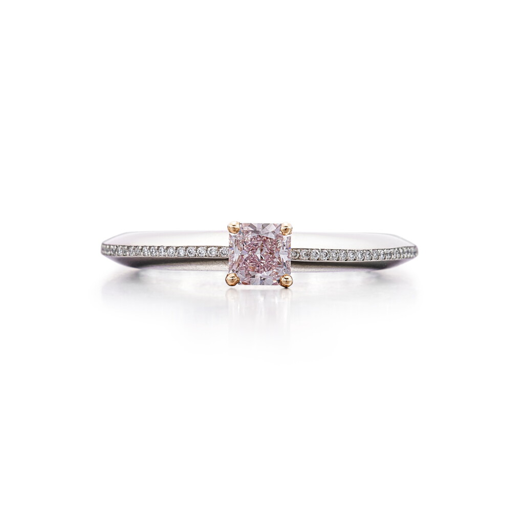 View full screen - View 1 of Lot 2855. Fancy Light Purplish Pink Diamond and Diamond Ring | 0.42克拉淡彩紫粉紅色鑽石 配 鑽石戒指.