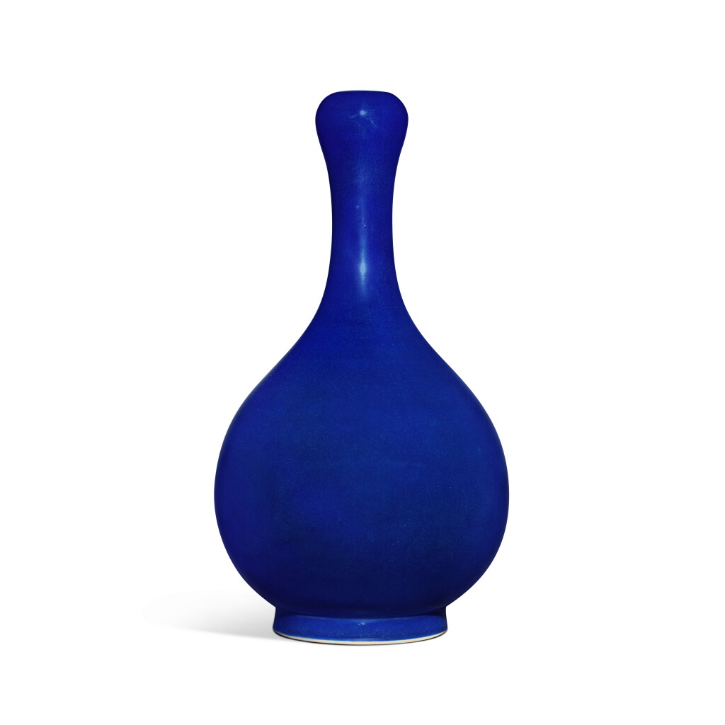 View full screen - View 1 of Lot 11. An extremely rare and large sacrificial-blue-glazed garlic-mouth vase, Seal mark and period of Yongzheng | 清雍正 祭藍釉大蒜頭瓶 《雍正年製》款.