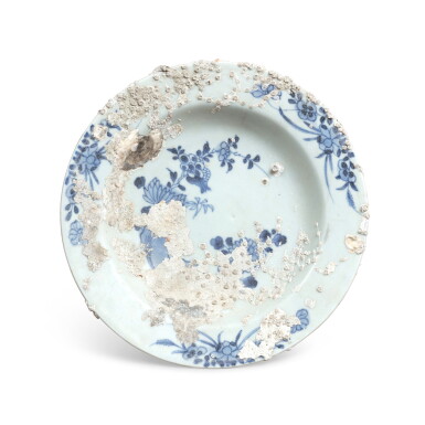 View full screen - View 1 of Lot 160. A blue and white soup dish China, Qing dynasty, 18th century | Assiette creuse en porcelaine bleu blanc Chine, dynastie Qing, XVIIIe siècle.