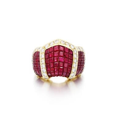 View full screen - View 1 of Lot 214. Bague rubis et diamants | Ruby and diamond ring.