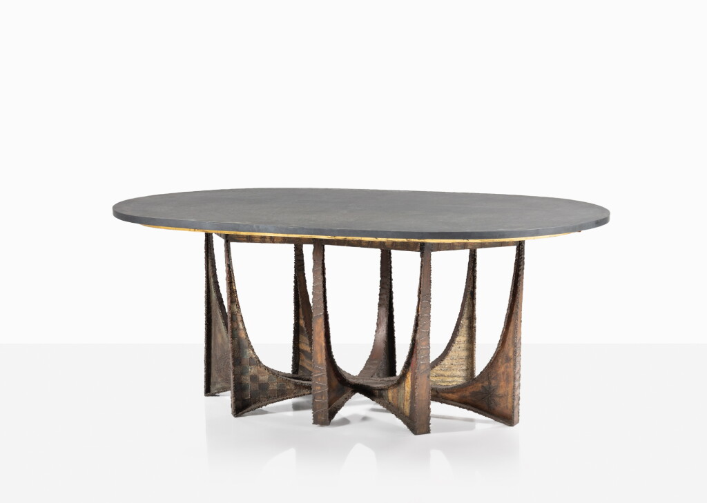 View full screen - View 1 of Lot 147. Table de salle a manger, commande spéciale .