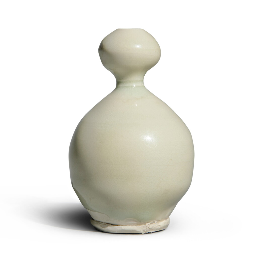 View full screen - View 1 of Lot 308. A rare white-glazed double-gourd vase, Tang dynasty | 唐 白釉葫蘆瓶.