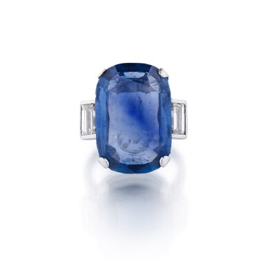 View full screen - View 1 of Lot 13. Bague saphir et diamants | Sapphire and diamond ring.