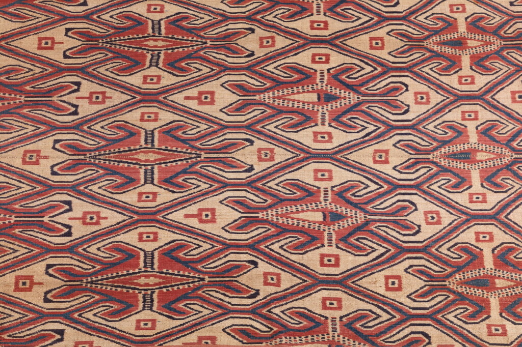 View full screen - View 1 of Lot 8. Pua kumbu, Iban, Sarawak, Bornéo, Indonésie, 1ère moitié du XXème siècle | Iban pua kumbu, Sarawak, Borneo, Indonesia, first half of the XXth century.