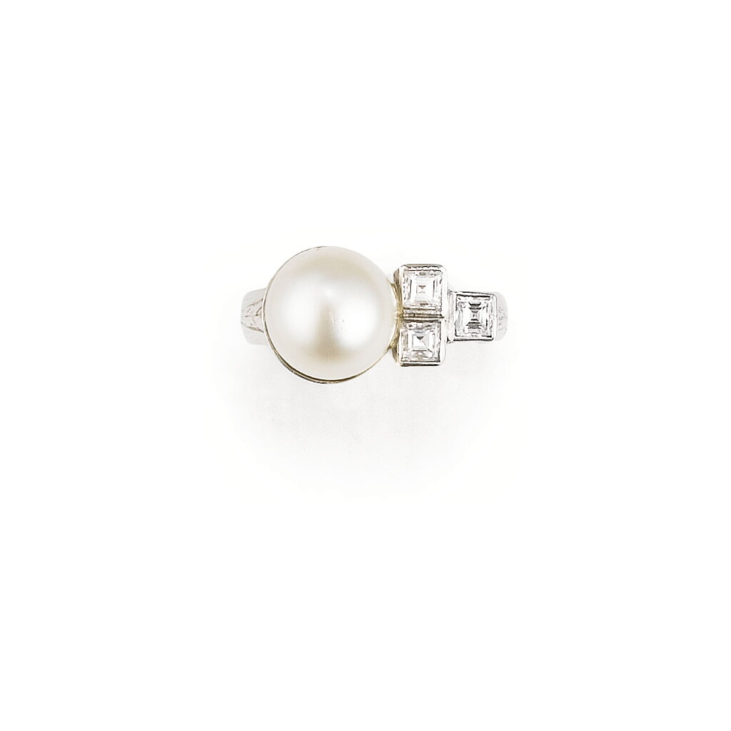 View full screen - View 1 of Lot 107. BAGUE PERLE FINE ET DIAMANTS | NATURAL PEARL AND DIAMOND RING.