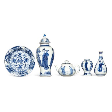 View full screen - View 1 of Lot 813. Five blue and white vessels, Qing dynasty, Kangxi period | 清康熙 青花瓷器一組五件.