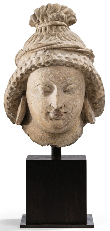 View full screen - View 1 of Lot 139. TÊTE DE DONATEUR EN STUC POLYCHROME GANDHARA, CA VE SIÈCLE | 犍陀羅 約五世紀 泥塑供養者首像 | Head of a donor, polychrome stucco, Gandhara, ca. 5th century.