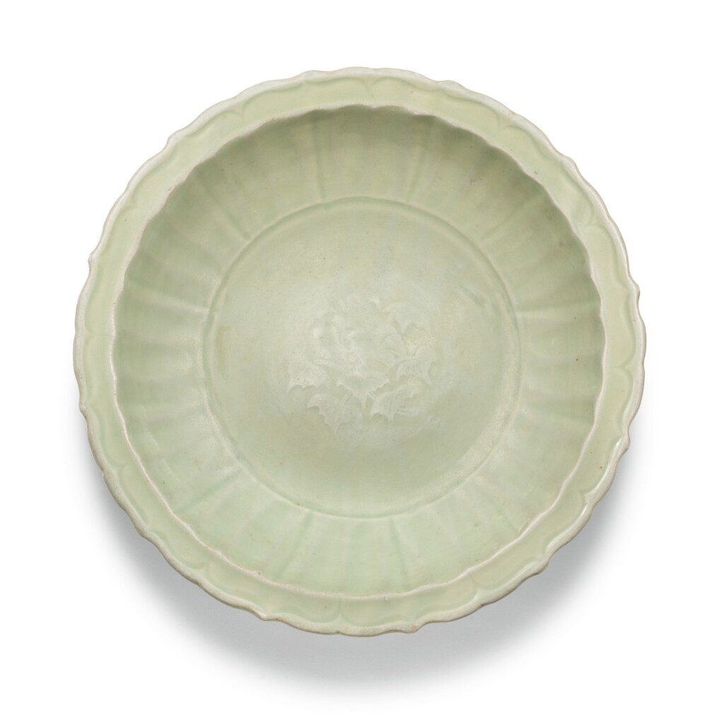 Voir en plein écran - Voir 1 du lot 362. FOUR 'LONGQUAN' CELADON VESSELS, MING DYNASTY | 明 龍泉窰青釉盌及盤一組四件.