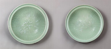 View full screen - View 1 of Lot 186. Two large Longquan celadon dishes Ming dynasty | 明 龍泉窰青釉盤兩件.