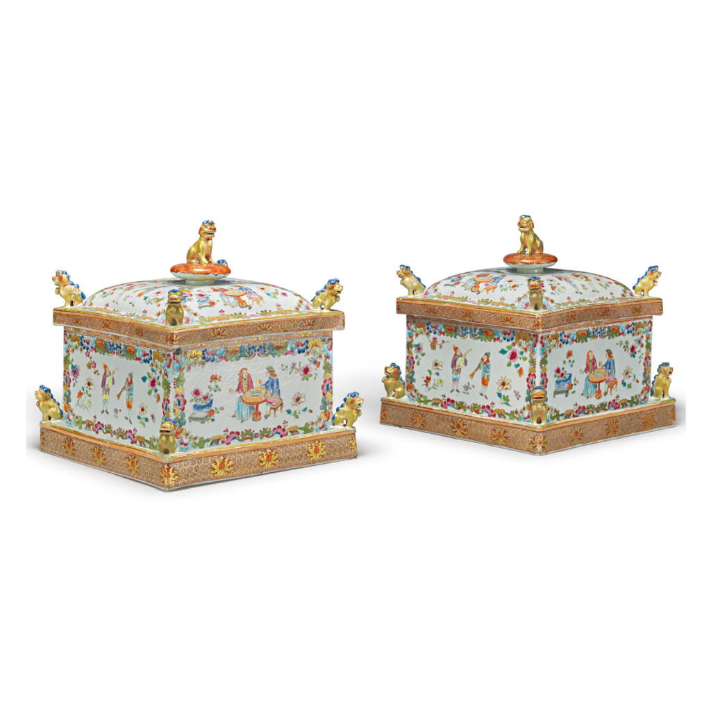 View full screen - View 1 of Lot 1870. AN EXTREMELY RARE PAIR OF CHINESE EXPORT FAMILLE-ROSE SQUARE-FORM BOXES AND COVERS, QING DYNASTY, QIANLONG PERIOD, 1735-45 | 清乾隆 1735-45年 粉彩西洋樂人圖蓋盒一對.