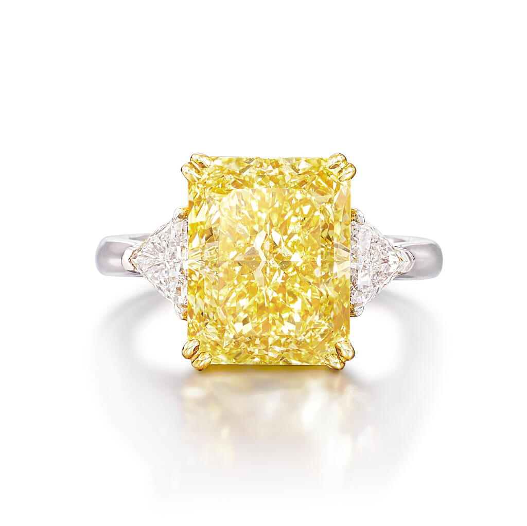 View full screen - View 1 of Lot 1829. Fancy Intense Yellow Diamond and Diamond Ring | 6.51克拉 濃彩黃色鑽石 配 鑽石 戒指.