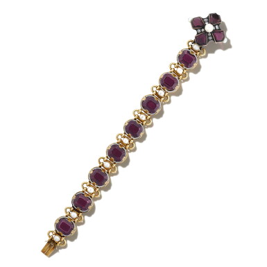 View full screen - View 1 of Lot 217. Bracelet grenats perles et émail | Garnet pearl and enamel bracelet.